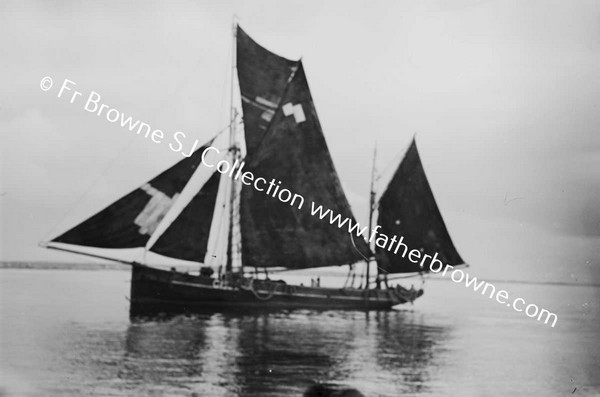 BOATS AND BOATMEN WITH LIFEBOAT TO INNISHMAAN CASHLA BAY  FR KILLEAN PP AND FR KEANE S.J.